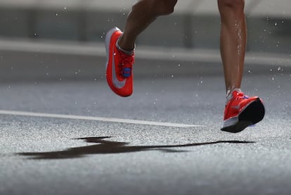 Detalle de las piernas de una de las corredoras durante el maratón en Doha.