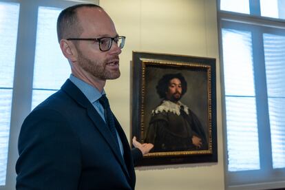 El director de la Hispanic Society, Guillaume Kientz, junto al retrato de Juan de Pareja.
