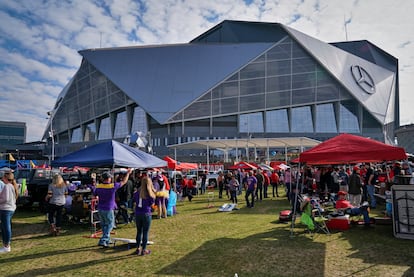 Tailgating fans outside the Mercedes-Benz Stadium, in 2019.