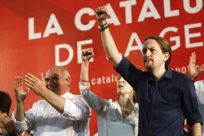 Lluis Rabell (i) y Pablo Iglesias, en el mitin final de campa&ntilde;a. 