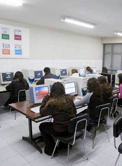 Alumnos con ordenadores en el colegio Niño Jesús, en Vitoria.