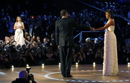 Barack y Michelle Obama bailan al ritmo de una canci&oacute;n de Beyonc&eacute; en 2009.