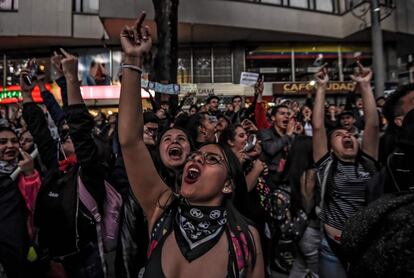 Los estudiantes sacan el dedo medio mientras gritan consignas durante una vigilia por Dilan Cruz en Bogotá, este martes.