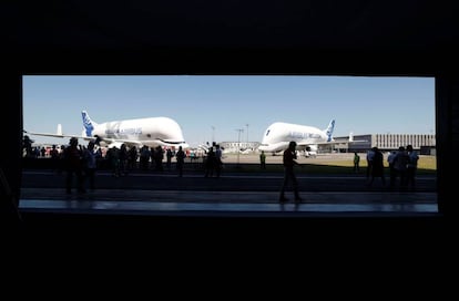 El avión de transporte Airbus 'Beluga XL' (izquierda), cerca de un Airbus 'Beluga ST' (derecha), en la pista después de su primer vuelo en Colomiers, cerca de Toulouse, (Francia).