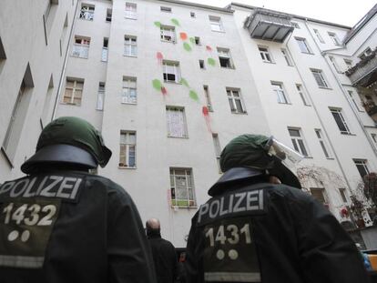 La polic&iacute;a de Berl&iacute;n desaloja una casa okupada en la ciudad alemana.