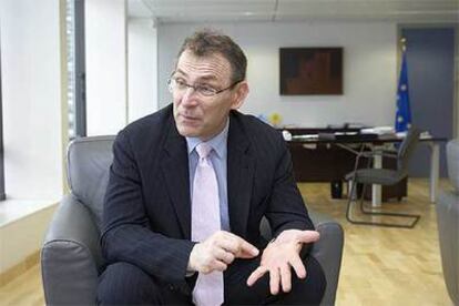 El comisario europeo de Energía, Andris Piebalgs, durante la entrevista.
