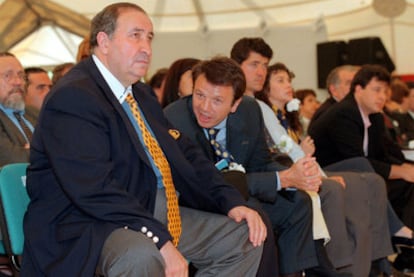 Jesús Gil (left) next to his son Jesús Gil Marín, during a GIL party conference in 1999.