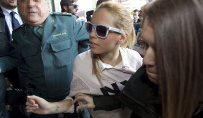 La hermana de José Fernando, Gloria Camila Ortega Mohedano, a su llegada al juzgado.