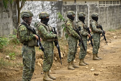 Miembros del ejército, en Santa Elena, Ecuador, el 21 de junio de 2024.