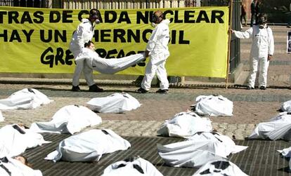 Un grupo de activistas de la asociación ecologista Greenpeace simuló hoy la presencia de cadáveres en la Plaza Mayor de Madrid para recordar a las víctimas de la catástrofe de Chernobil y criticar los intentos de la industria nuclear para falsificar los datos sobre los verdaderos impactos del accidente.