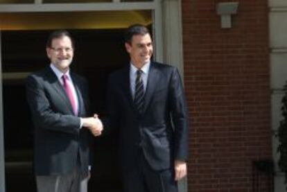 El presidente del Gobierno, Mariano Rajoy, junto a Pedro S&aacute;nchez.