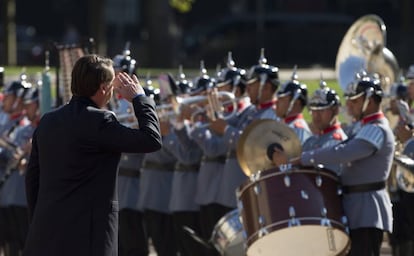 Bolsonaro bate continência aos militares.