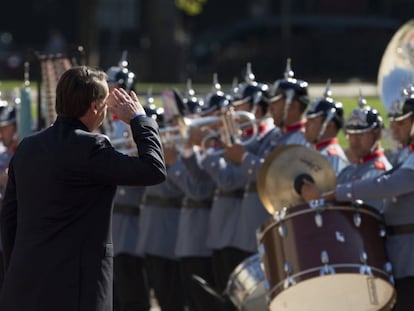 Bolsonaro bate continência aos militares.