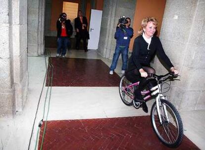 La presidenta, en la bicicleta que iba a entregar a uno de los premiados.