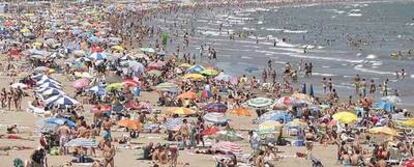 Bañistas en la playa de la Malvarrosa, en Valencia, el pasado viernes.