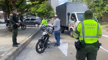 La Policía Metropolitana revisa los antecedentes judiciales de conductores durante un operativo de seguridad en las calles de Barranquilla.