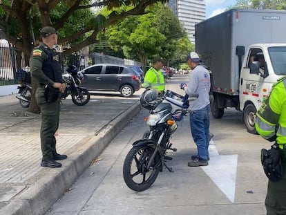 La Policía Metropolitana revisa los antecedentes judiciales de conductores durante un operativo de seguridad en las calles de Barranquilla.