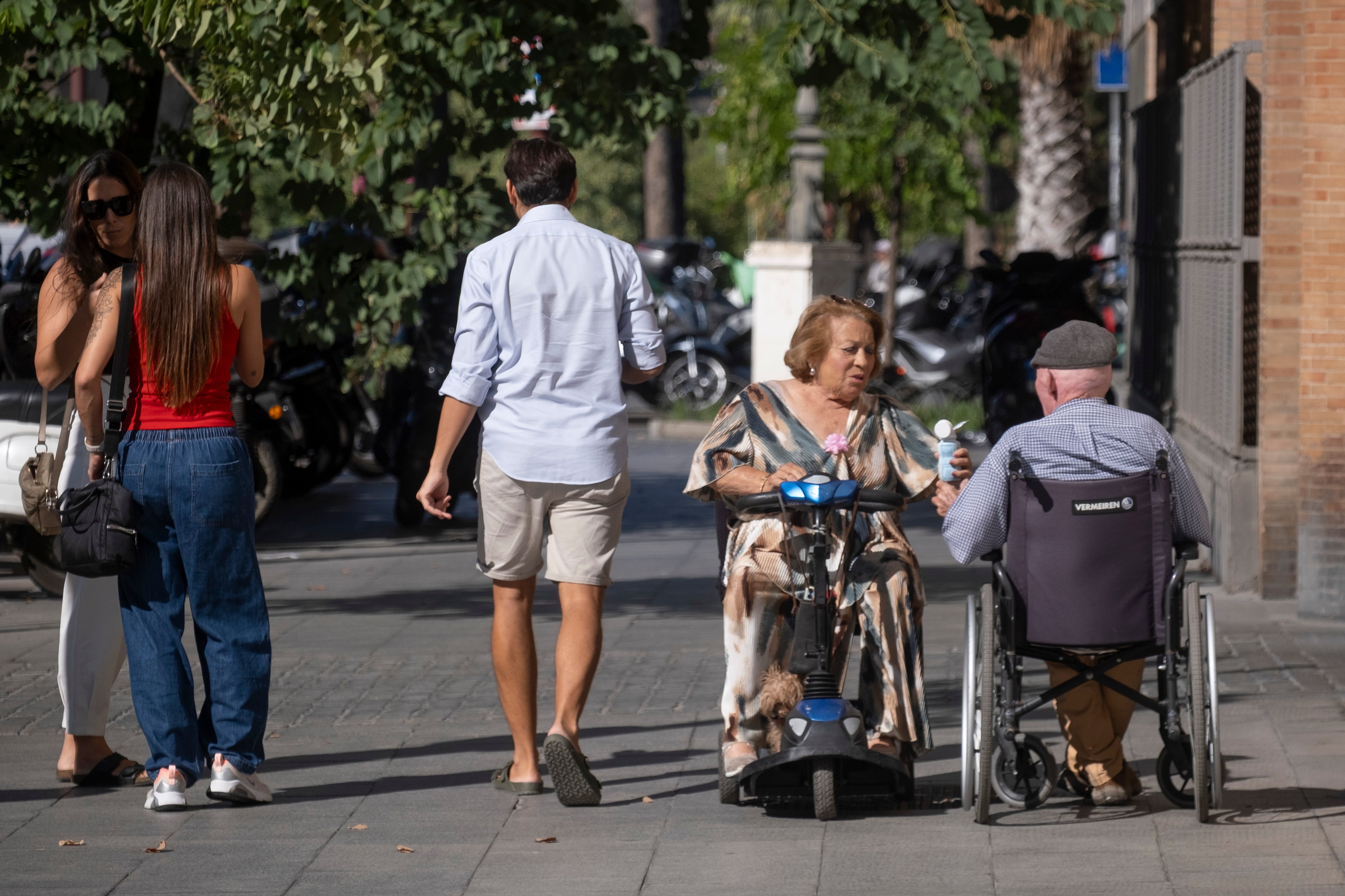 Personas mayores en el centro de Sevilla. 
