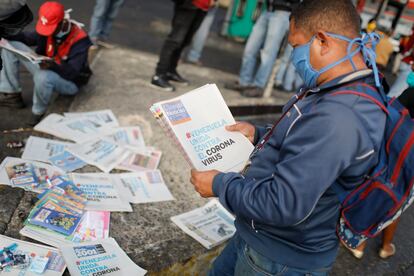 Un hombre lee los titulares de un periódico en Caracas, el pasado mes de marzo.