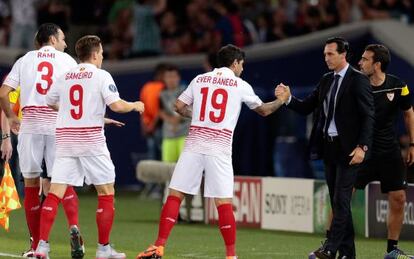 Banega, es felicitado por Emery tras su gol de falta.