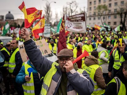 Manifestación de transportistas en Madrid, este viernes.