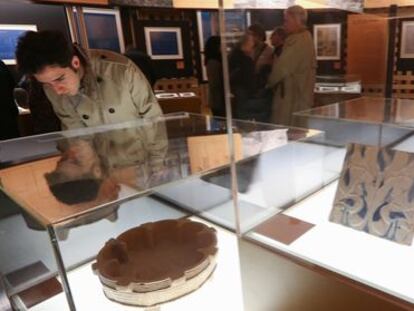 Visitantes observan algunas obras en la exposición sobre Torres Balbás.