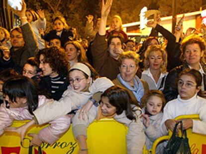 Decenas de niños, en la cabalgata de los Reyes Magos de anoche en Valencia.
