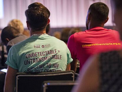 Asistentes en la Conferencia Internacional sobre el Sida AIDS2018 en Ámsterdam con la camiseta con el lema 'Undetectable=Untransmitable'. 