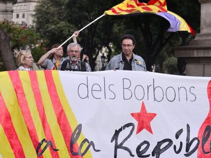 Varios manifestantes ayer en la plaza de Catalunya, a favor de la rep&uacute;blica.