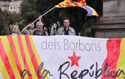 Varios manifestantes ayer en la plaza de Catalunya, a favor de la rep&uacute;blica.