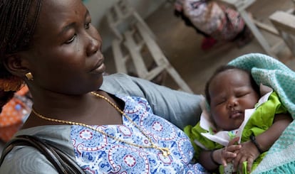 Victoria Michael, sursudanesa de 38 a&ntilde;os, visita una cl&iacute;nica gestionada por la ONG noruega People&#039;s Aid con su beb&eacute; reci&eacute;n nacido. 