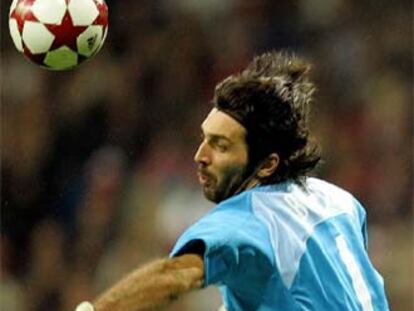 Buffon se anticipa a Raúl y despeja el balón.