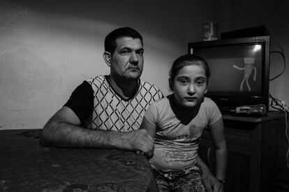 Suleyman, de 37 años (izquierda), con su hija Sidar, de sieta. Son refugiados sirios yazidíes. Viven de forma temporal en una casa del distrito de Fatih en Estambul. Los ocho miembros de la familia se vieron forzados a dejar Turquía el día después de tomarse esta foto. Tomaron un autobús a Irak porque no podían pagar los 50 euros al día que su casero les exigía.