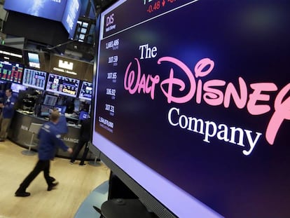 La cotización de Disney en uno de los monitores de Wall Street.
