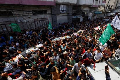 Ciudadanos asisten al funeral de los palestinos asesinados por los ataques israelíes, este martes.

 

