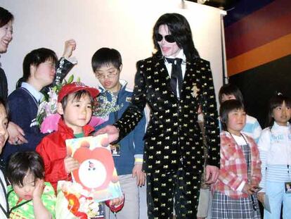 El excéntrico Michael Jackson, rodeado de niños