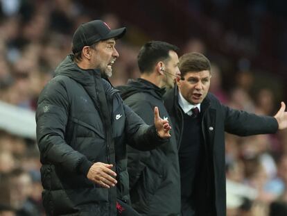 Klopp, en primer plano, y Gerrard, al fondo, durante el último LIverpool-Aston-Villa.