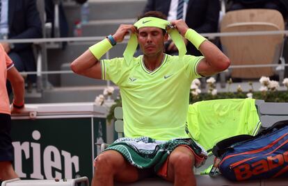 Rafa Nadal se coloca la cinta en la cabeza durante un descanso del partido, en la final de la cita parisina. Desde la conquista del undécimo título en Roland Garros en junio de 2018 a la del duodécimo este domingo, Nadal ha tenido un año muy complicado, marcado de nuevo por distintos problemas físicos pero que no le han impedido conservar su trono en París.