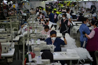 Trabajadoras confeccionan ropa en una fábrica de Bogotá, Colombia, en abril de 2020.