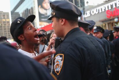 Un joven se encara este domingo con un agente de policía en la plaza de Union Square, en Nueva York, en una protesta por la absolución de George Zimmerman.