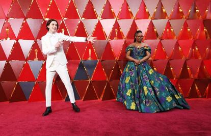 Timothée Chalamet y Whoopi Goldberg en la alfombra roja de los premios.