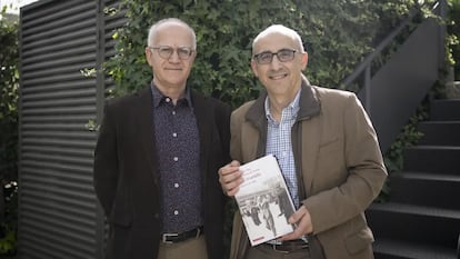 Fernando del Rey (izq.) y Manuel Álvarez Tardío posan con 'Fuego cruzado' (Galaxia Gutenberg), ganador del Premio Francisco Umbral