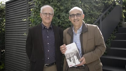 Fernando del Rey (izq.) y Manuel Álvarez Tardío posan con 'Fuego cruzado' (Galaxia Gutenberg), ganador del Premio Francisco Umbral