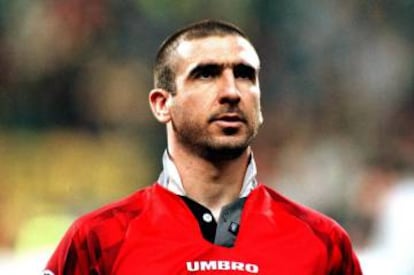 El francés Éric Cantona en su época del Manchester United, cuando puso de moda los cuellos alzados. No se le bajaban ni cuando marcaba un gol.