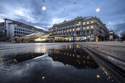 Vista de las sedes de los bancos Credit Suisse y UBS este domingo en la Paradeplatz de Zurich, Suiza.