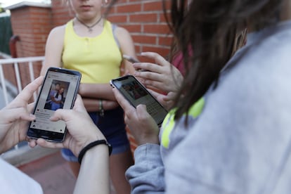 Grupo de amigas con sus teléfonos móviles.