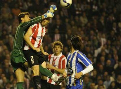 Aranzubia despeja el balón ante la mirada de varios jugadores.