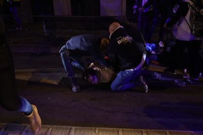 Policías de paisano reducen a uno de los manifestantes en los alrededores de la calle Ferraz. 