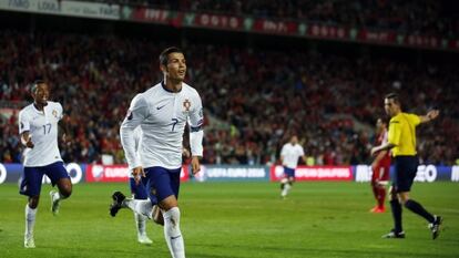 Cristiano Ronaldo comemora gol marcado contra a Armênia.