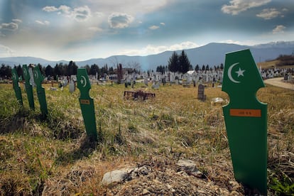 Tumbas de personas en tránsito sin identificar en el cementerio de Bihać, Bosnia. 12 entierros fueron llevados a cabo y pagados por la comunidad musulmana local, con el apoyo del Imán de Bihać. Llevan la inscripción “NN”, Nomen nescio en latín, que significa nombre desconocido, persona sin identificar.